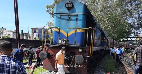 Express Train to Beliatta Derailed near Galle Railway Station